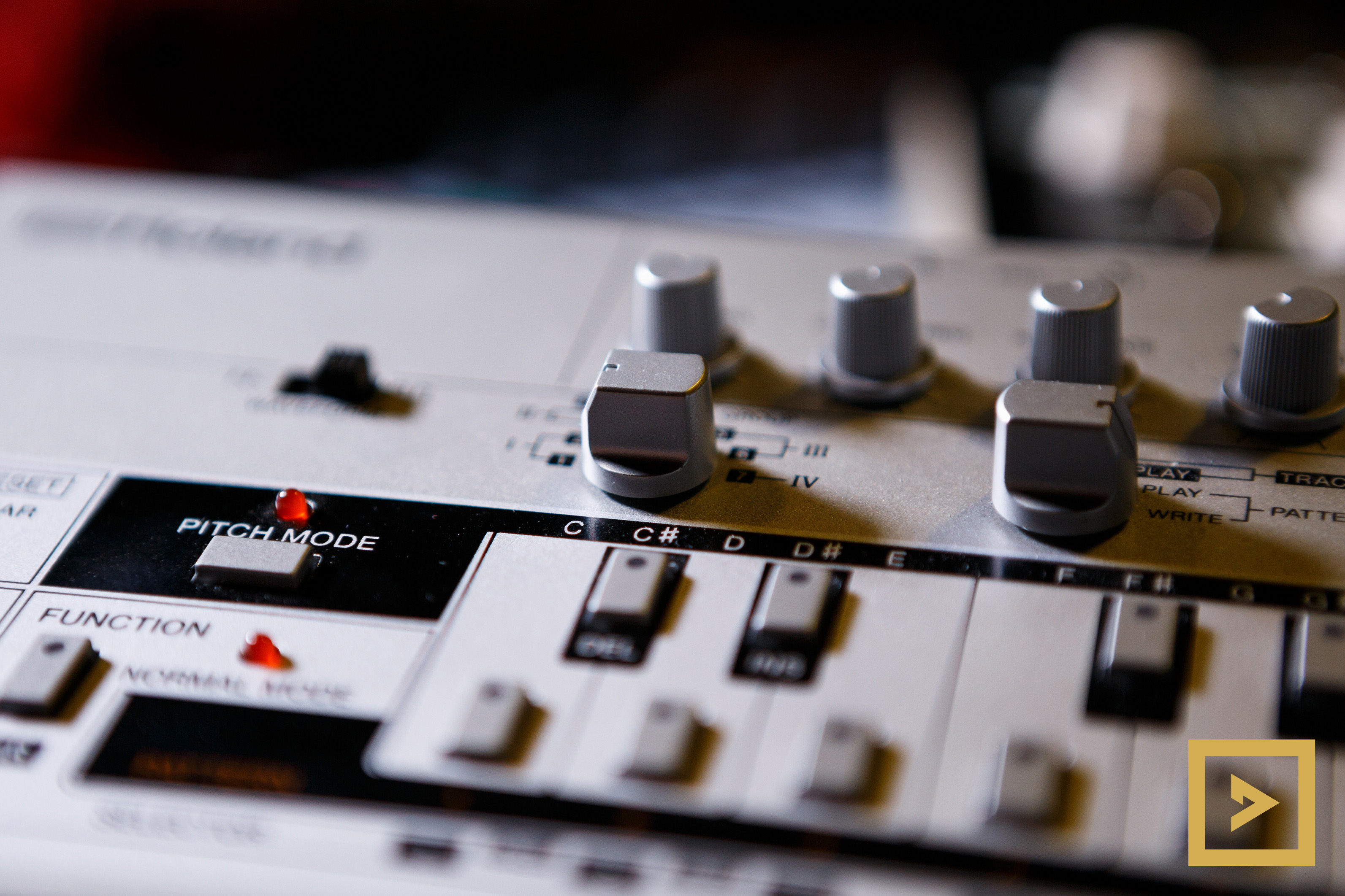 Roland TB-03 по цене 70 300 ₽