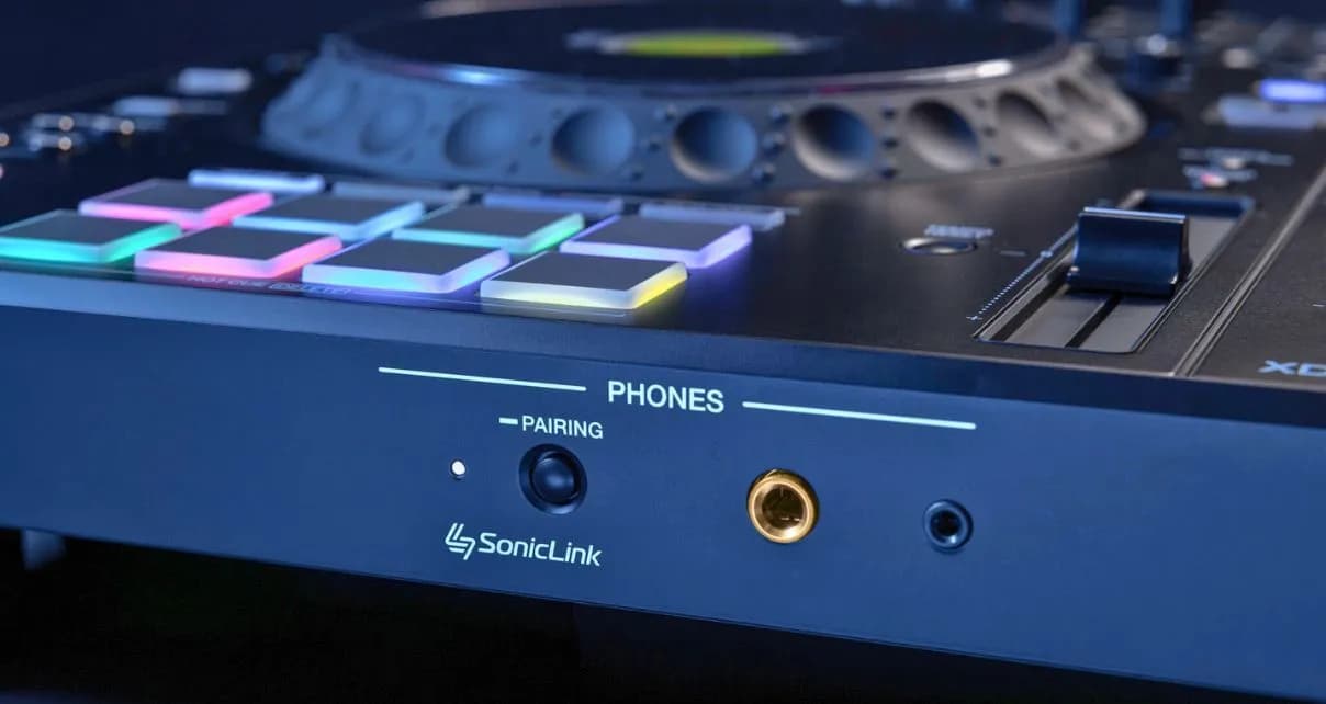 На передней панели XDJ-AZ есть кнопка SonicLink, которая в паре с наушниками HDJ-F10 от AlphaTheta позволит вам диджеить без проводов. На передней панели XDJ-AZ есть кнопка SonicLink, которая в паре с наушниками HDJ-F10 от AlphaTheta позволит вам диджеить без проводов.
