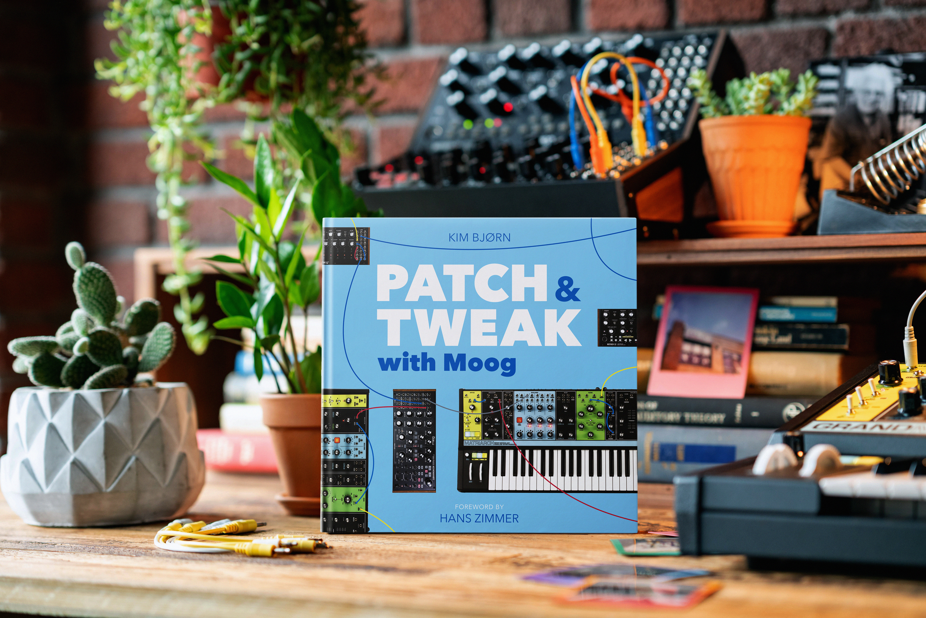 Книга PATCH & TWEAK with Moog по цене 4 200 ₽