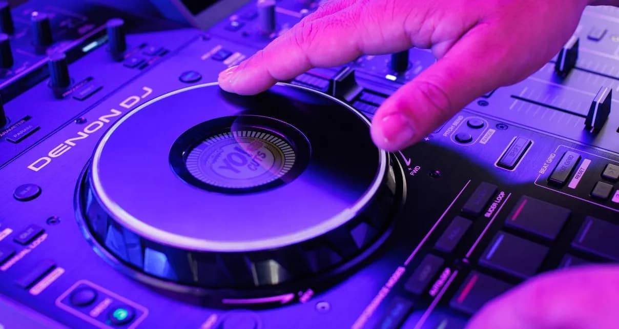 По сравнению с XDJ-AZ у Prime 4+ гораздо меньше джог-колеса и они выполненны в стиле джогвилов контроллера. По сравнению с XDJ-AZ у Prime 4+ гораздо меньше джог-колеса и они выполненны в стиле джогвилов контроллера.