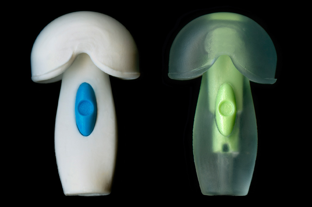 Нужно ли затыкать ухо ватой. Нужно ли затыкать ухо ватой. Человек надевает беруши. Нужно ли затыкать ухо ватой. Заглушки для ушей от шума.