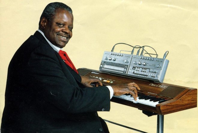 Очень радостный Оскар Питерсон играет на Roland PianoPlus под аккомпанимент Roland TR-606 и TB-303 аккомпанимент