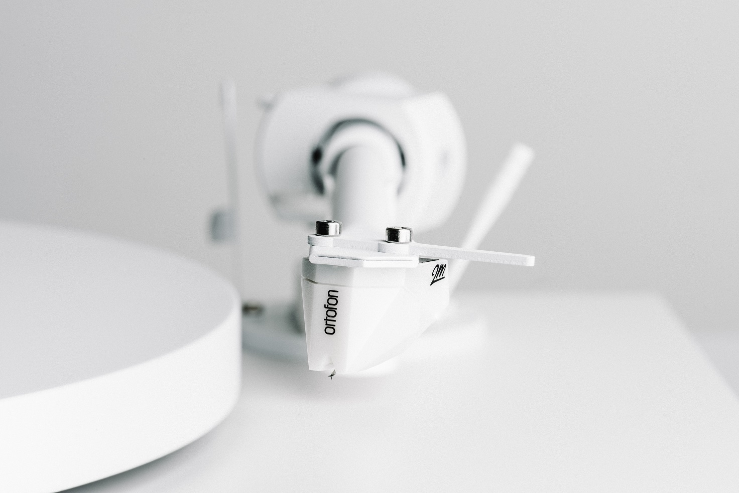 Pro-ject Debut PRO White Edition (2M White) по цене 101 950 ₽