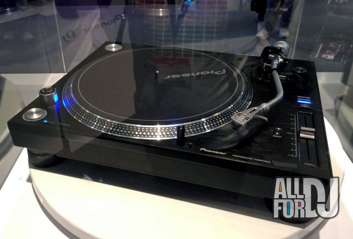 Musik Messe 2014: Pioneer DJ шокировали всех присутствием на своем стенде профессионального винилового проигрывателя для dj. 