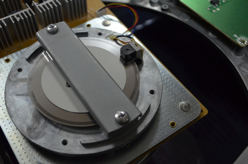 Pioneer PLX-1000 - Подшипник скольжения опорного диска изготовлен точно и качественно.