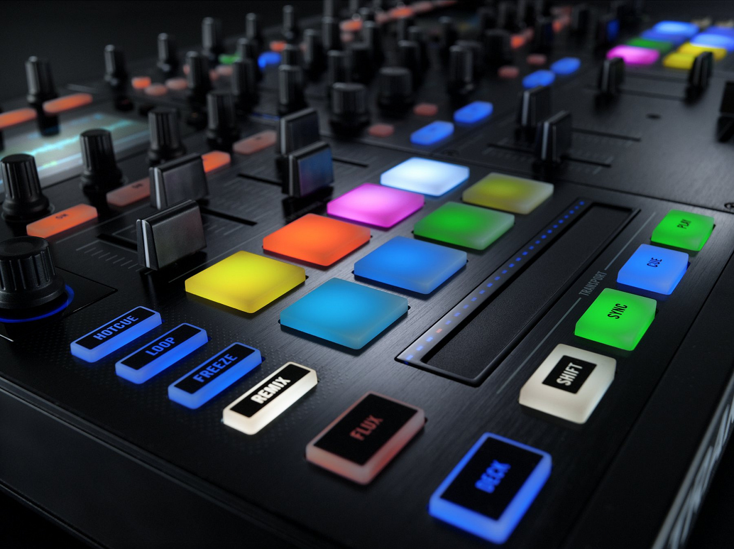 Флагманский контроллер от Native Instruments. Traktor Kontrol S8 сегодня появился в России.