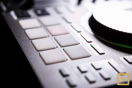 Roland DJ-808 по цене 104 500 ₽