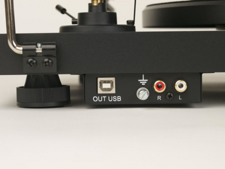 Pro-Ject DEBUT CARBON PHONO USB (DC) (OM10), RED по цене 28 000 руб.