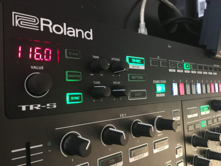 Roland DJ-808 по цене 104 500 ₽
