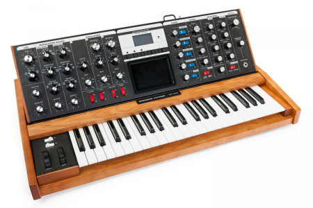 Moog Minimoog Voyager Performer Edition по цене 292 060 руб.