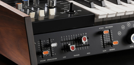 Korg miniKORG 700FS по цене 206 000 ₽