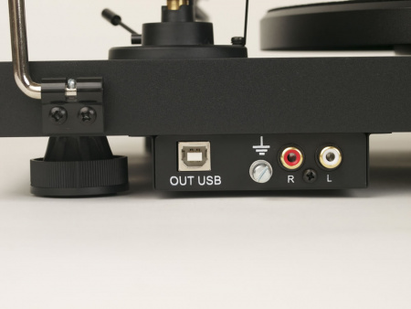 Pro-Ject DEBUT CARBON PHONO USB (DC) (OM10), PIANO BLACK по цене 28 000 руб.