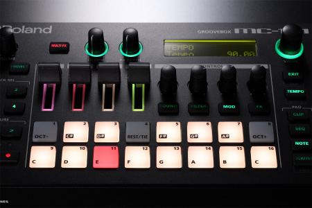 Roland MC-101 по цене 89 250 ₽