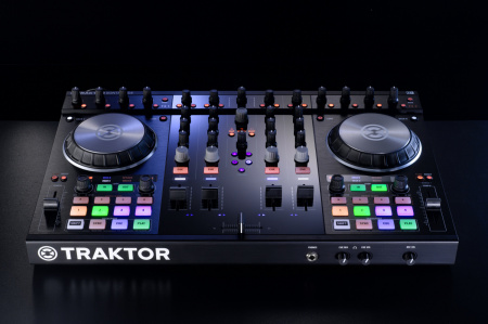 Native Instruments Traktor Kontrol S4 Mk2 по цене 45 540 руб.