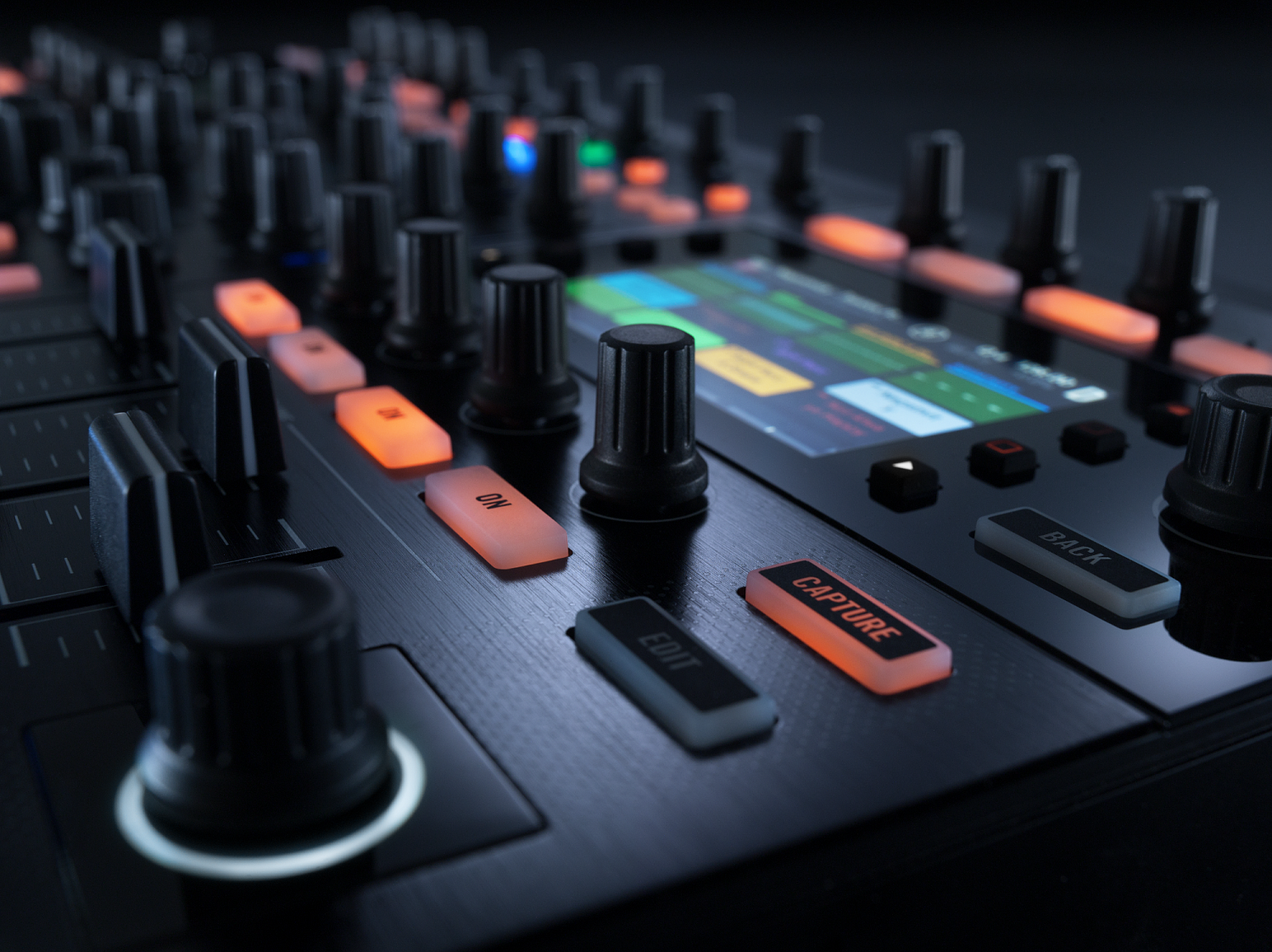 Флагманский контроллер от Native Instruments. Traktor Kontrol S8 сегодня появился в России.