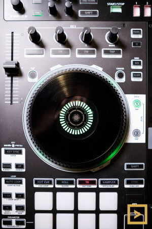 Roland DJ-808 по цене 104 500 ₽