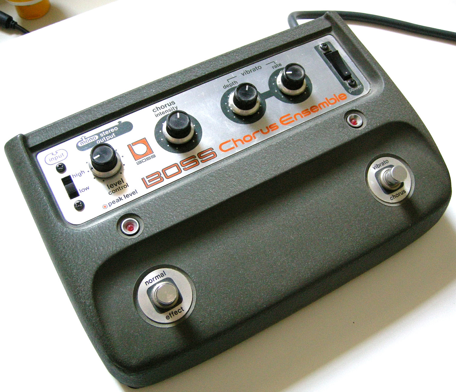 Пять педалей Behringer с винтажным характером