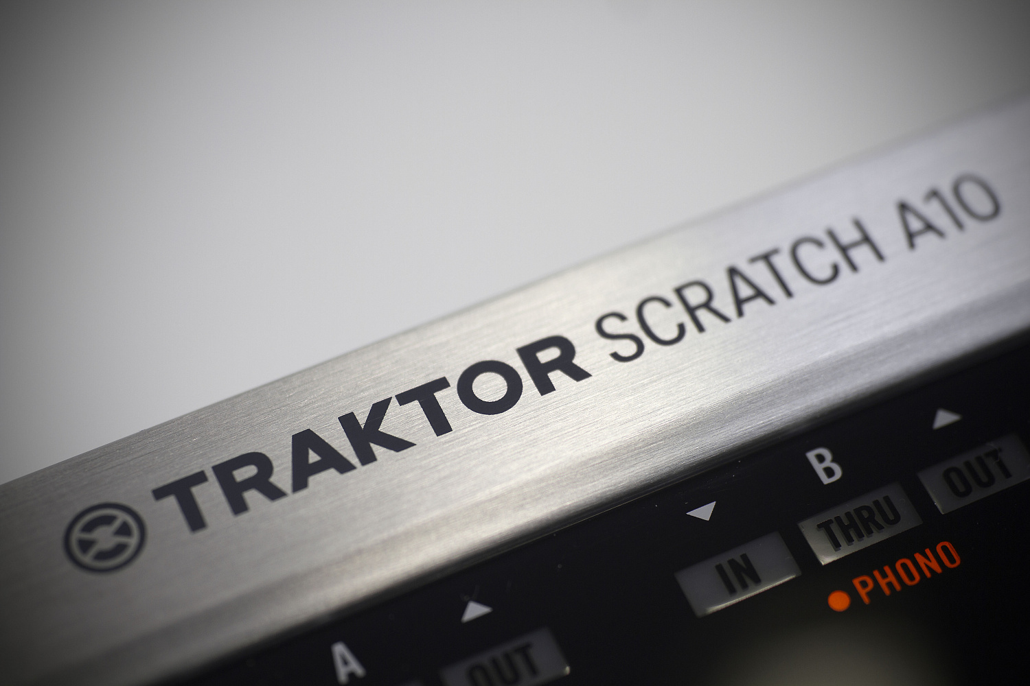 NI Traktor Scratch A10 Mk2 Аудио-интерфейс