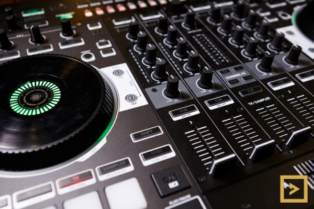 Roland DJ-808 по цене 104 500 ₽