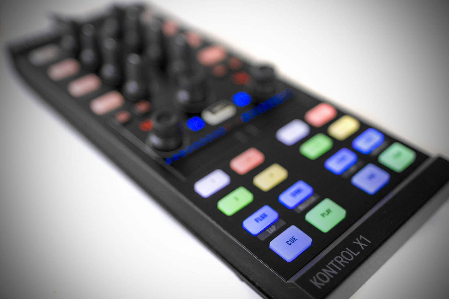 ОБЗОР: Traktor Kontrol X1 MK2 DJ controller