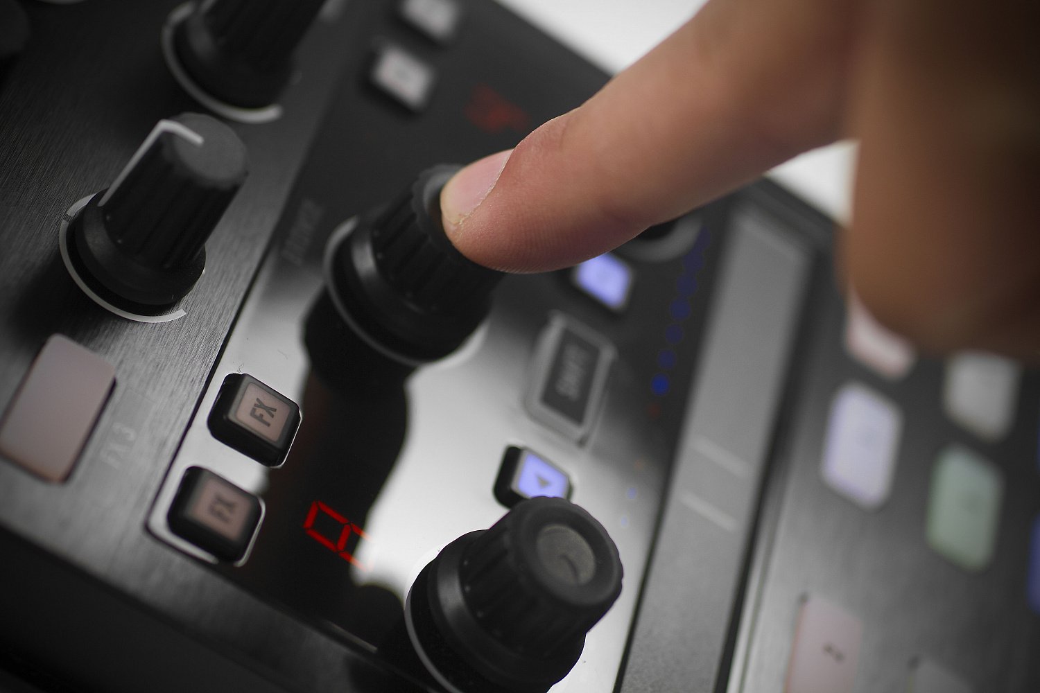 ОБЗОР: Traktor Kontrol X1 MK2 DJ controller