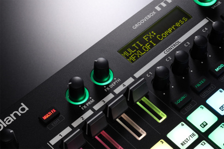 Roland MC-101 по цене 89 250 ₽