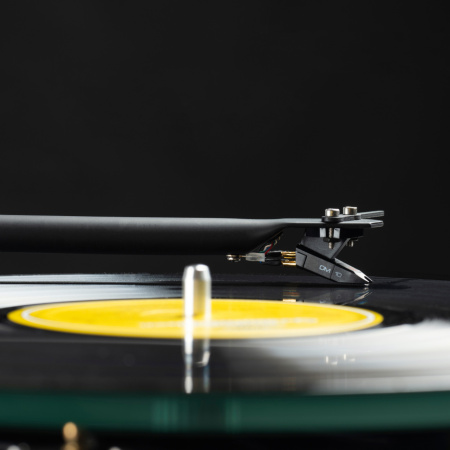 Pro-Ject T1 Evo BT OM10 Gloss Black по цене 65 800.00 ₽