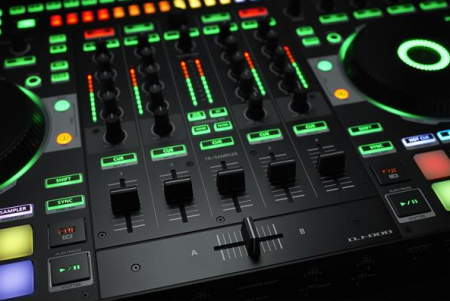 Roland DJ-808 по цене 104 500 ₽