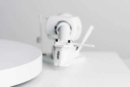 Pro-ject Debut PRO White Edition (2M White) по цене 101 950 ₽