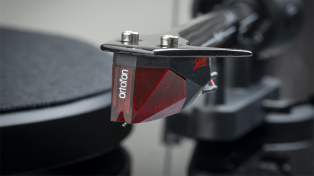 Pro-Ject Debut E Carbon HG Black 2M Red по цене 52 300 ₽