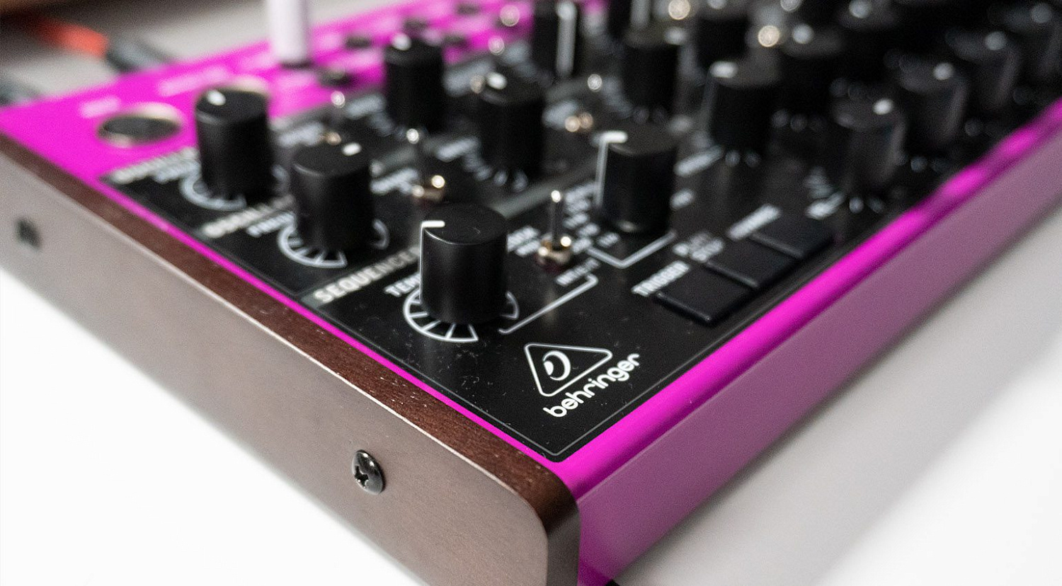 BEHRINGER | Edge — аналоговый грувбокс