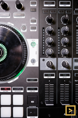 Roland DJ-808 по цене 104 500 ₽